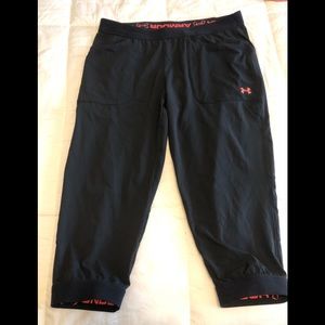 Under Armour Capri stretchy Joggers sz L.
